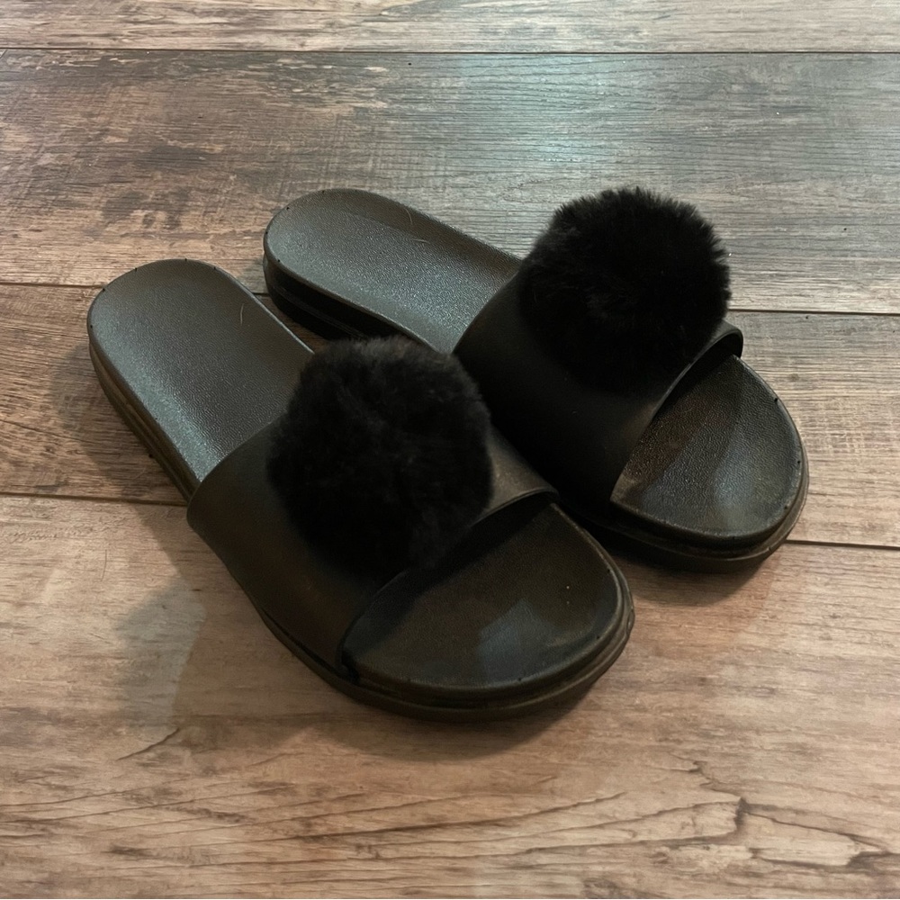 Women’s Black Pom Pom Flat Sandals Size 10